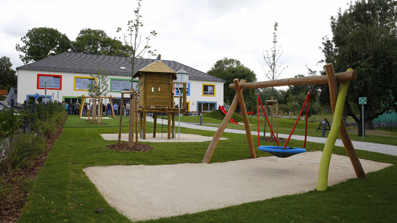 Der Kita-Neubau im Kamenzer Ortsteil Wiesa ist fertig. Er bietet Platz für 170 Kinder - und auch einen Außenbereich mit vielen Spielgeräten.