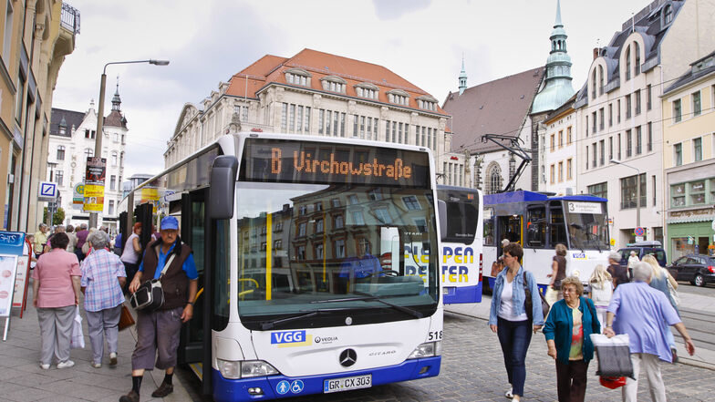 Der B-Bus auf dem Demianiplatz: Das gibt es so derzeit nur aus dem Bildarchiv.