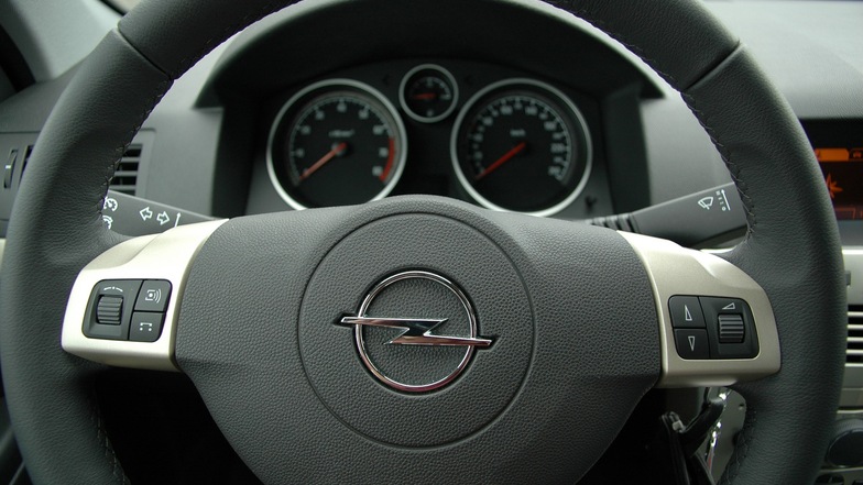 Einem Opel-Fahrer wird vorgeworfen, in Großenhain Fahrerflucht begangen zu haben.