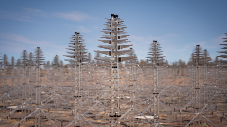 Im Rahmen des Milliardenprojekts "Square Kilometre Array" (SKA) startete am Donnerstag im Outback von Westaustralien die Installation der ersten von insgesamt 130.000 Dipolantennen für niedrige Frequenzen.
