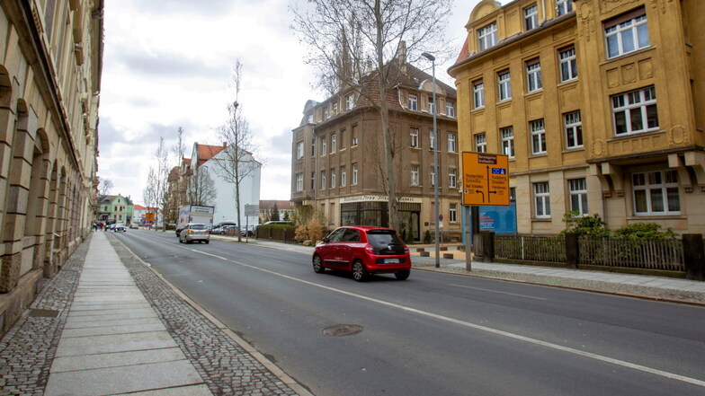 Pirna straft Falschparker auf der Maxim-Gorki-Straße ab