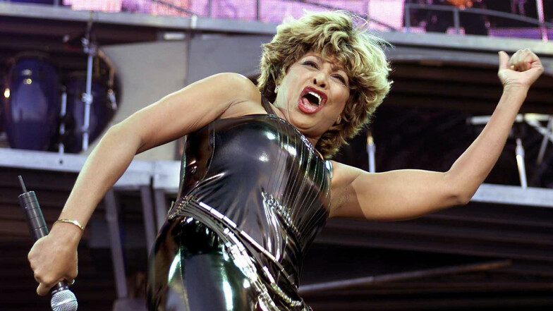 Tina Turner im Juli 2000 bei einem Konzert im niederländischen Groningen. Am Dienstag wird die US-Sängerin 80.
