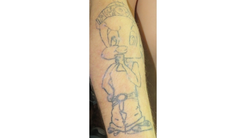Auf dem Unterarm hat der gesuchte Tote ein Tattoo der Comicfigur "Tweety".