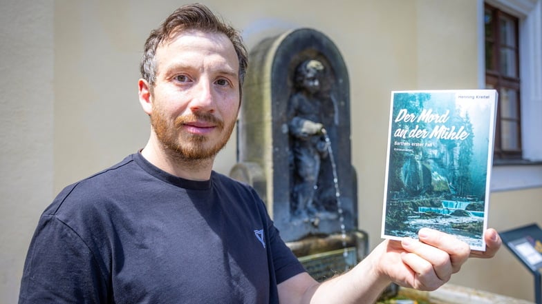 Der Erlpeterbrunnen, hier mit Autor Henning Kreitel, liefert derzeit kein Trinkwasser. Warum sich das bessern könnte, hat jetzt das Pirnaer Rathaus mitgeteilt.