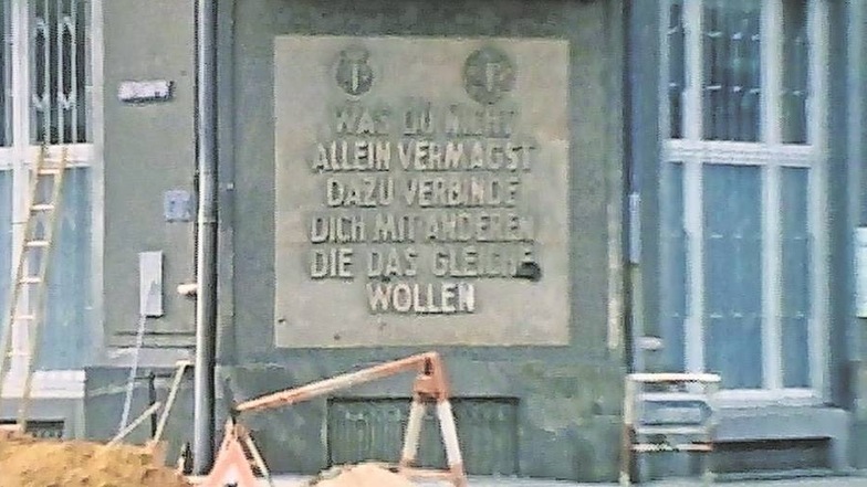 Lothar Loewe berichtet am 11. September 1976 vor dem Haus Schweriner Straße 26 über die Riesaer Petition. Dass das ARD-Team das in Stein geschlagene Zitat auf der Thälmann-Straße gefilmt hat, wertete die Stasi als Aufwieglung der Bevölkerung. Quelle: ARD/