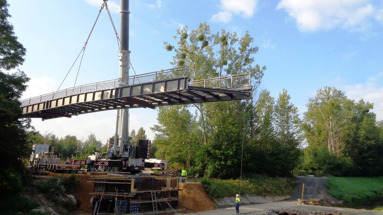 Im Sommer 2021 schwebte die Stahlkonstruktion der neuen Brücke über den Röderneugraben ein.