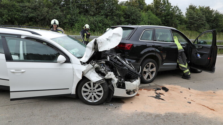 Der weiße Passat war am Stauende auf der Autobahn nahe Nossen auf einen Audi geprallt.