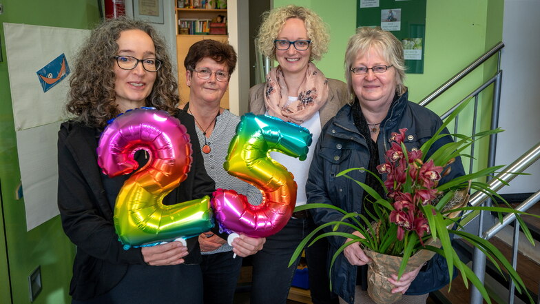 Die Familien- und Erziehungsberatungsstelle an der Bahnhofstraße 6/7 in Döbeln hat gestern ihr 25-jähriges Jubiläum gefeiert. Glückwunsche gab es von Antje Klotsch, Geschäftsführerin der Volkssolidarität, die Träger der Einrichtung ist.