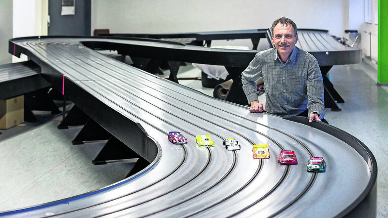 Der Techniker Michael Wolf ist der Herr der Miniaturautos. Seit inzwischen 41 Jahren betreibt er sogenanntes Slotracing.