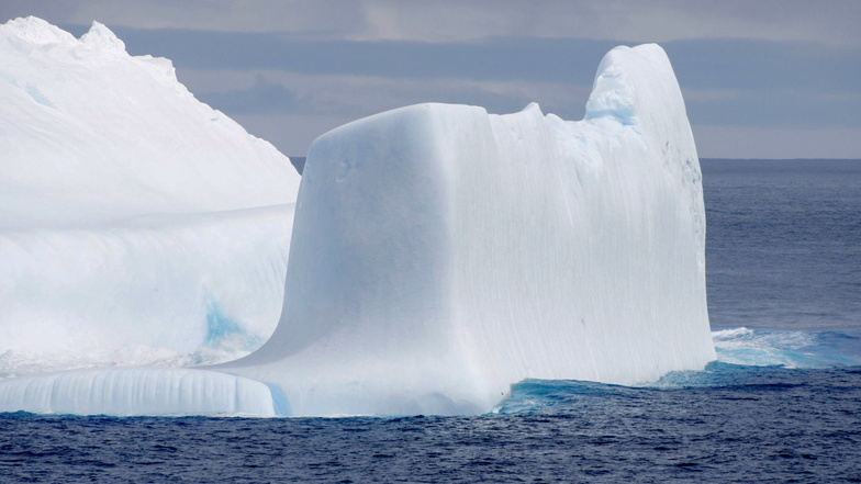 Da Meereis in der Antarktis rund um den Südpol war der Sommerschmelze im Februar nach WMO-Angaben schon so weit zurückgegangen wie nie zuvor seit Beginn der Satellitenmessungen 1979.