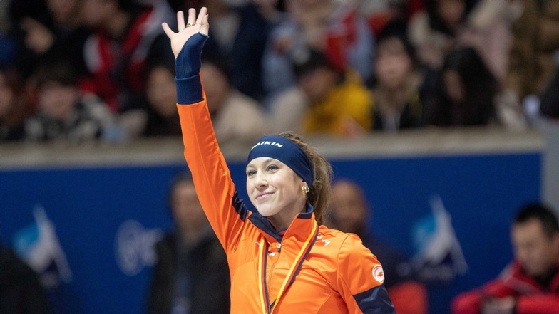 Hollands Dreifach-Olympiasiegerin Suzanne Schulting gab nach einem schweren Trainingsunfall ihr Wettkampf-Comeback in Dresden.