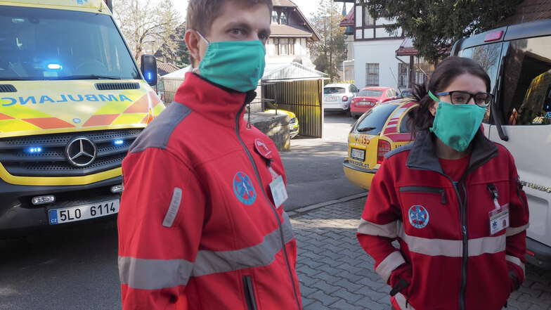 Der Liberecer Rettungsdienst testet die neuen Masken.