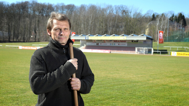 Hat im Heinz-Gruner-Sportpark trotz Spielpause immer reichlich Arbeit: Platzwart Uwe Zimmermann.