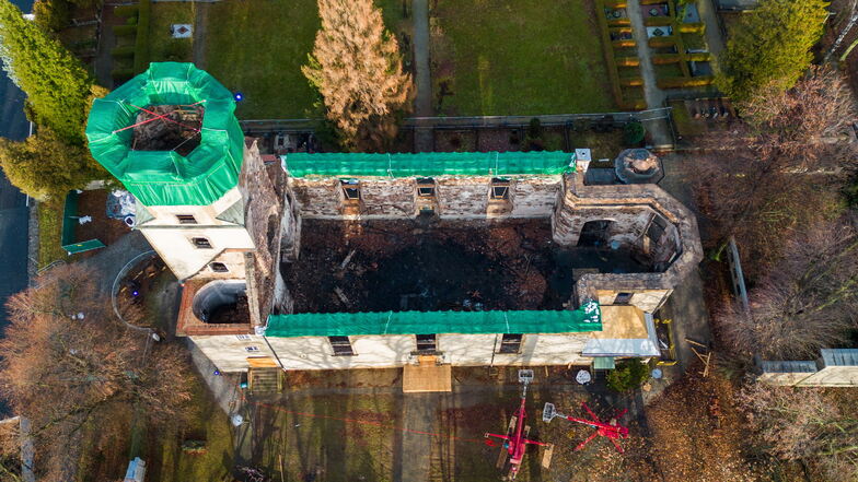 Blick auf die Ruine der Stadtkirche in Großröhrsdorf: Das Gebäude soll nun bald mit einem Notdach gesichert werden.
