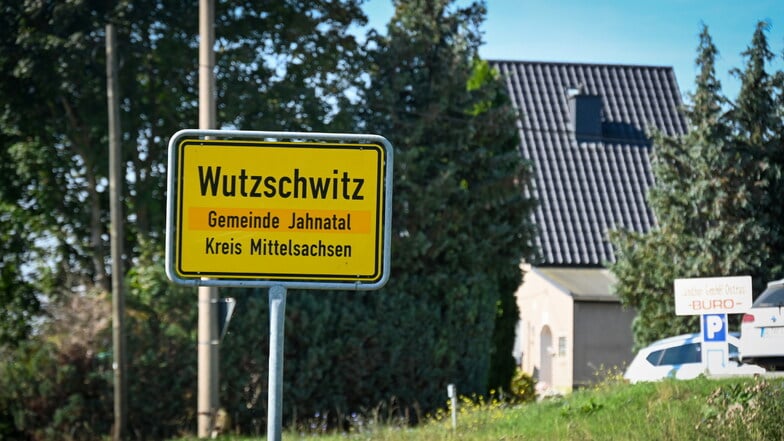 Eine 44-jährige Frau wurde am Samstagabend in Wutzschwitz getötet. Unter Verdacht steht ihr schwerverletzter Ehemann.