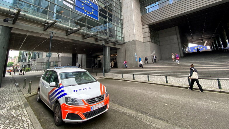Ein Polizeiauto steht am Dienstag vor dem Europaparlament in Brüssel.