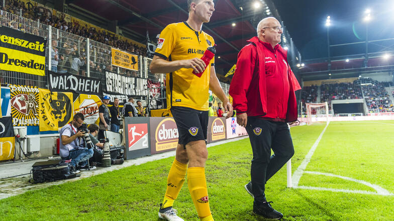 Leider ein gewohntes Bild: Mannschaftsarzt Dr. Tino Lorenz (r.) begleitet den verletzten Dynamo-Kapitän Marco Hartmann.