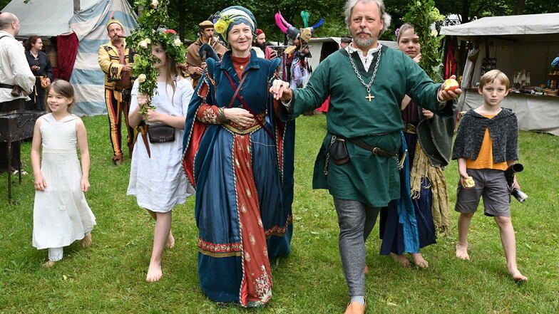 Paula Herold als Elisabeth von Bünau beim Mittelalterfest 2019. An ihrer Seite Michael Jakob als Ritter de Fisch.