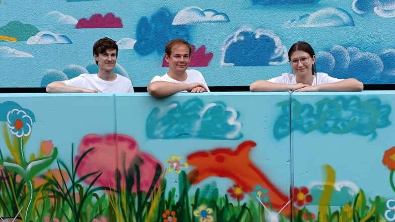 Drei vom Jugendbeirat: Dominik (l.), Mike und Marie am jüngsten Projekt, der Graffiti-Wand.