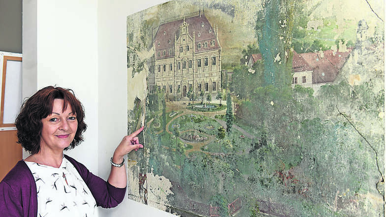 In der Zschaitzer Kindertagesstätte „Waldspatzen“ wurde ein historisches Wandbild entdeckt. Leiterin Ina Beier zeigt aber auch die bedrohlichen Risse in der Wand.