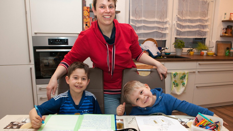 Martina Friedländer ist Krankenschwester im Krankenhaus St. Carolus in Görlitz. Zu Hause hilft sie den Söhnen Moritz (links) und Ben beim Homeschooling.