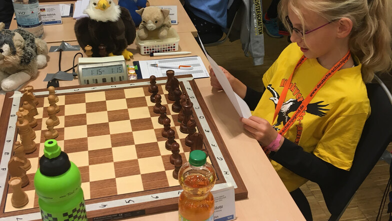Diana voller Konzentration am Schachbrett bei den Deutschen Meisterschaften. Am Ende belegte die Nieskyer Schülerin einen hervorragenden vierten Platz in ihrer Altersgruppe.