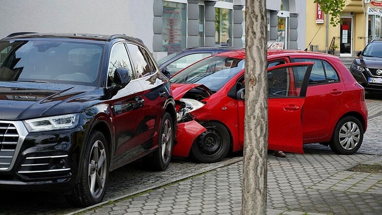Vor einer Bäckerei unweit der Bautzener Friedensbrücke ist am Donnerstagmorgen ein Toyota in einen Audi gekracht.