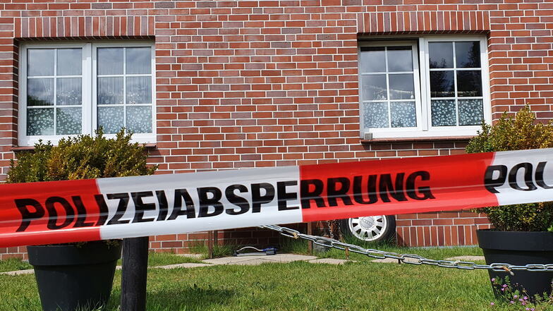 Eine 35-jährige Frau und ihr 4-jähriger Sohn sind tot in einem Haus im niedersächsischen Bispingen entdeckt worden.