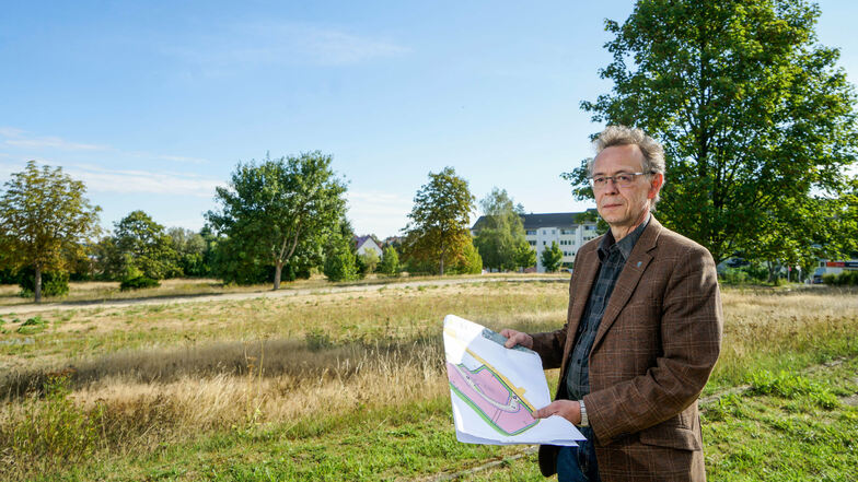 Hier soll ein neues Wohngebiet entstehen: Andreas Wendler, Geschäftsführer der Wohnungswirtschaft und Bau Gesellschaft, zeigt den Bauplan für den Eigenheimstandort Süßmilch- und Bergstraße in Bischofswerda.