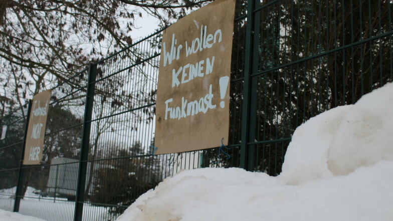 Das Plakat am Zaun des Telekom-Geländes ist eindeutig: "Wir wollen keinen Funkmast!" Auf dem Grundstück soll der Masten gebaut werden. Das Fundament ist schon fertig.