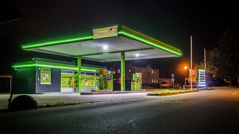 Besonders abends fällt die "Greenline"-Tankstelle an der Strehlaer Bahnhofstraße mit ihrer Beleuchtung im Stadtbild auf.
