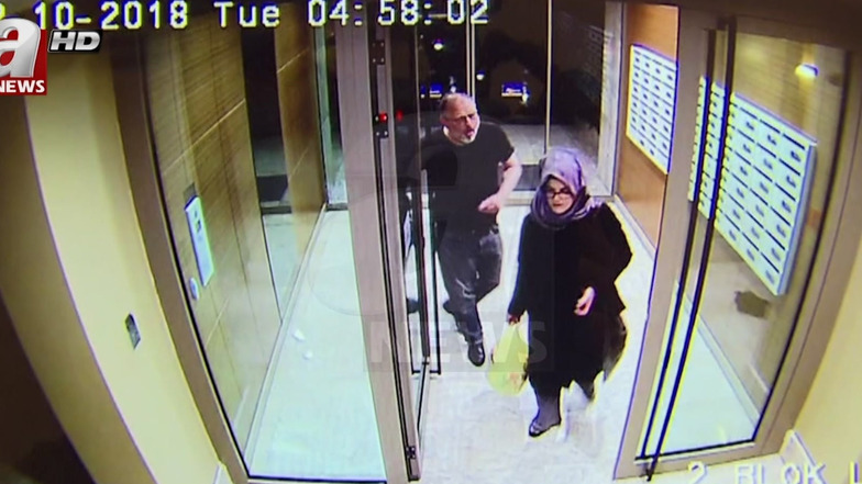 Auf dem Video-Standbild des türkischen Fernsehsenders A News sind der saudische Journalist Jamal Khashoggi und seine Verlobte Hatice Cengiz in einem Mehrfamilienhaus in Istanbul zu sehen - wenige Stunden vor Khashoggis Tod.
