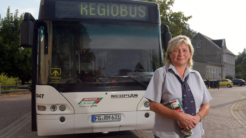 Barbara Göpel ist Busfahrerin. Aber zweimal pro Jahr wird sie zur Pädagogin. Dabei erklärt sie den Erst- und Viertklässlern das richtige Verhalten vor und im Bus. Ihre erste Station war in diesem Schuljahr die Grundschule Mochau.