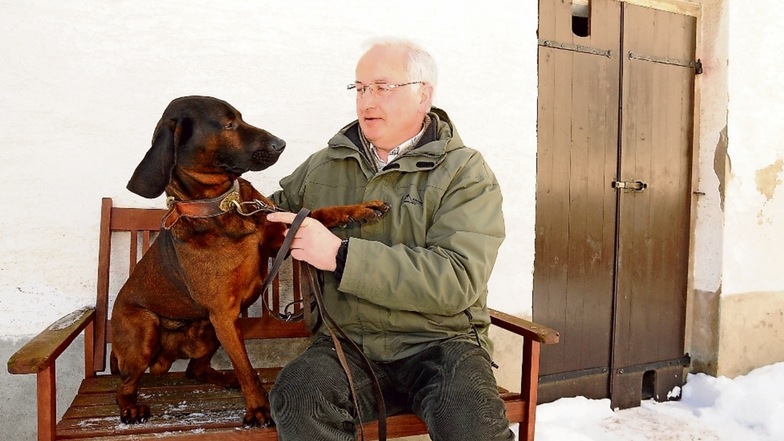 Christoph Egert ist Wolfsrissgutachter und Hundeführer. Er ist bei etwa 35 Drückjagden in Wolfsgebieten im Jahr dabei, um Wild nachzusuchen. Da hat er viel praktische Erfahrung mit dem Thema Wolf.