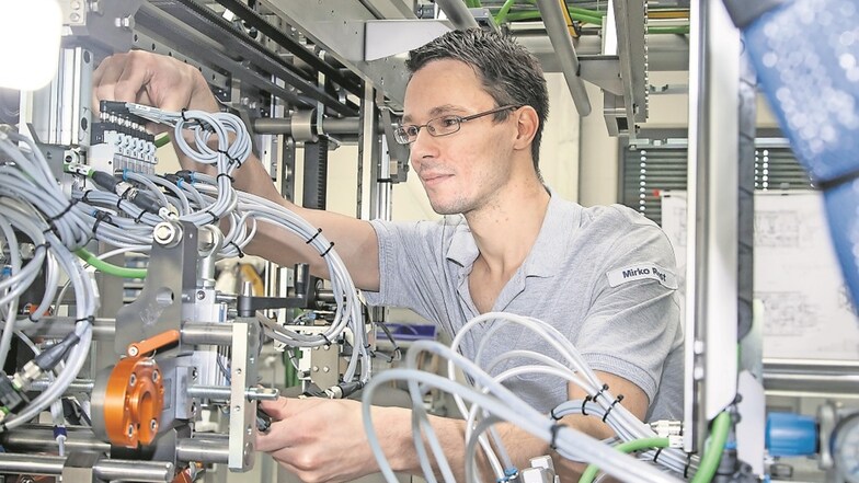 Service- und Anlagenmonteur Mirko Rost testet eine neue Endverpackungsmaschine.