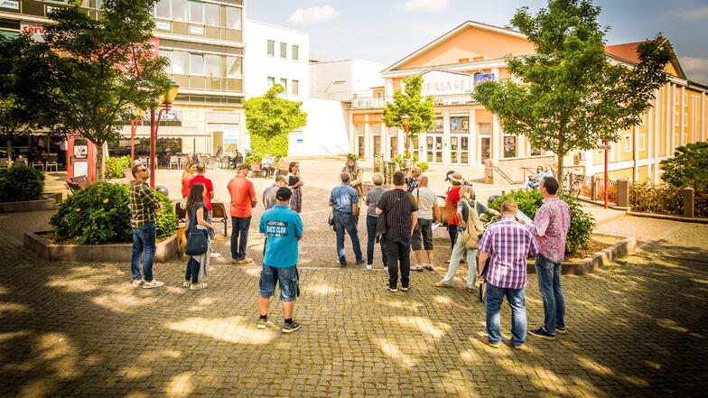 Um die 15 Teilnehmer zählte der Innenstadtspaziergang 2022 – hier während einer Info-Pause am Mannheimer Platz. Nun steht eine erneute Auflage an.