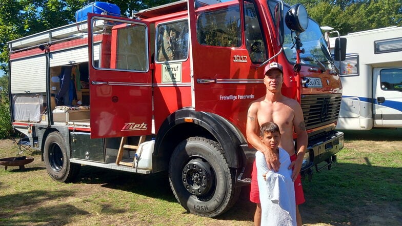 Unerwartete Gäste. Mit einer zum Wohnmobil umgebauten Feuerwehr macht Familie Schmidt aus dem brandenburgischen Ortrand ein paar Tage Urlaub in Goltzscha.