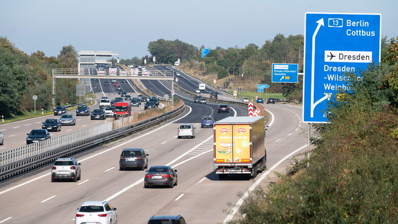 Die Polizei hat auf der A4 in Dresden einen Autofahrer gestoppt, gegen den nun wegen mehrerer Vergehen ermittelt wird.