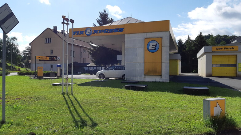Gleich mehrere Tankstellen gibt es im grenznahen Raum - wie hier in Dolni Poustevna bei Sebnitz. Ein Preisvergleich lohnt sich.