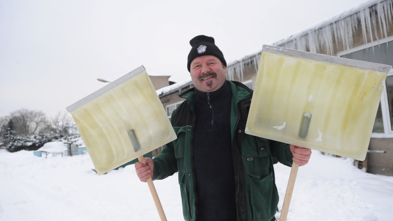 Armin Kittner ist als Teichwirt bekannt. In Kosel betreibt er aber auch die Oberlausitzer Kunststoff GmbH, in der unter anderem Schneeschieber hergestellt werden. Die waren 2010, als das Foto entstand, ein Renner.