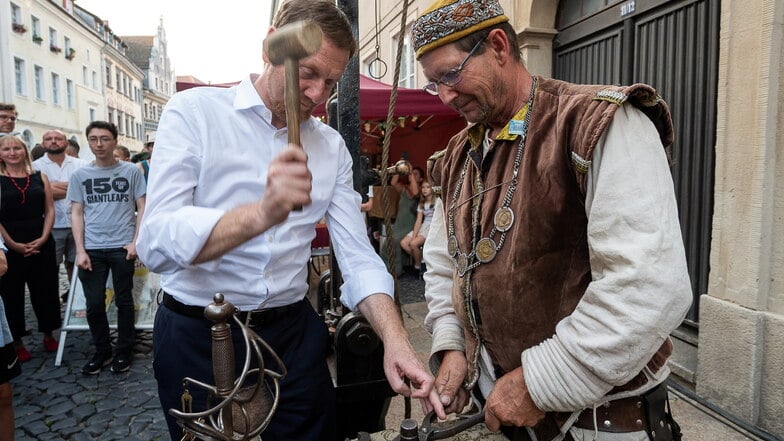 Hämmern muss Sachsens Regierungschef Michael Kretschmer in diesen Tagen viel. Ob beim Richtfest für 100 geförderte Wohnungen in Leipzig oder beim Prägen  einer Silbermünze auf der Peterstraße zum Görlitzer Altstadtfest.