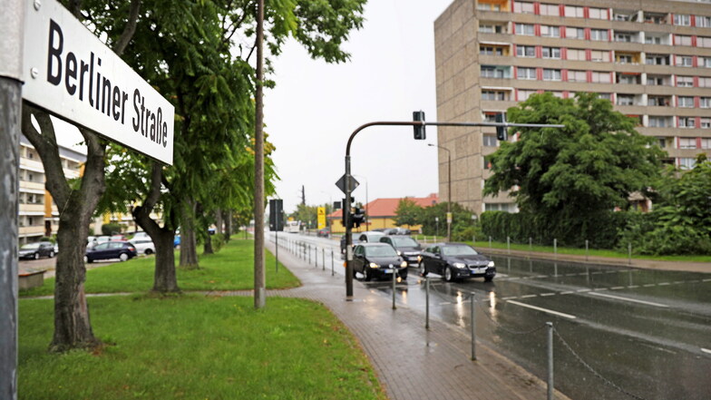 Noch rollt der Verkehr über die Berliner Straße in Riesa - aber nicht mehr lange. Ab dem 23. August gibt es dort eine Vollsperrung.