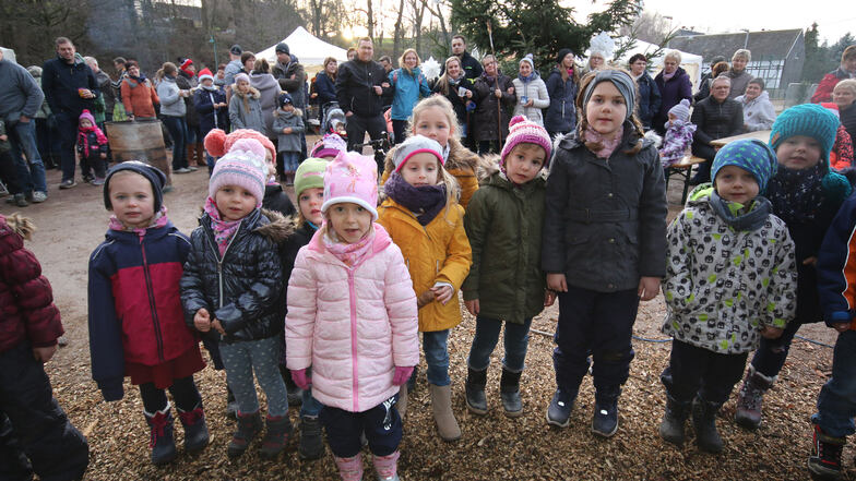 Der Chor des Kindergartens Zwergenstübchen bereichert den neuen Ebersbacher Weihnachtsmarkt um schöne Kinderstimmen.