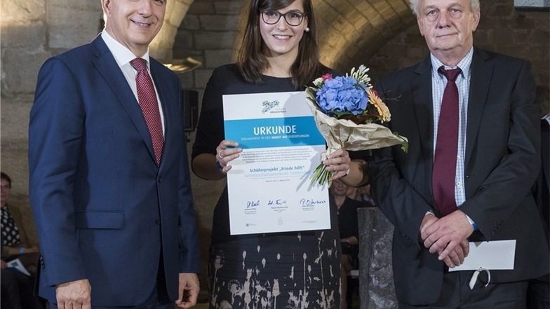 Amina Barhoum von der Jugendgruppe nahm am Montag den Preis von Ministerpräsident Stanislaw Tillich entgegen (kleines Foto). Heimleiter Hartmut Stolz (rechts) war ebenfalls in Dresden dabei