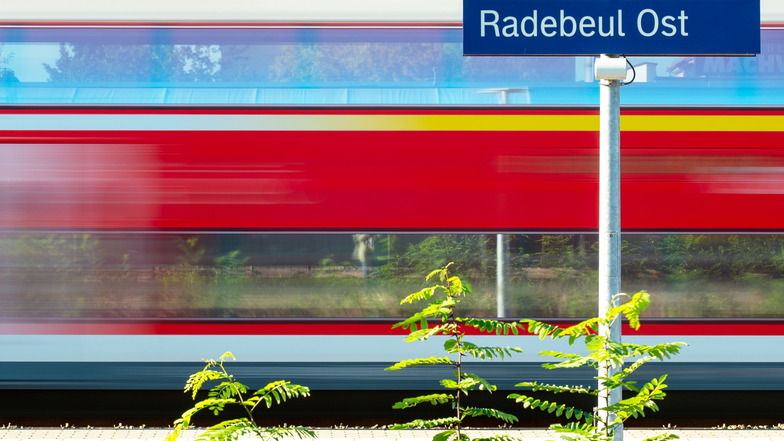 Auf dem Fernverkehrsgleis rollt der Saxonia-Express (RE 50) am Bahnsteig von Radebeul-Ost vorbei.