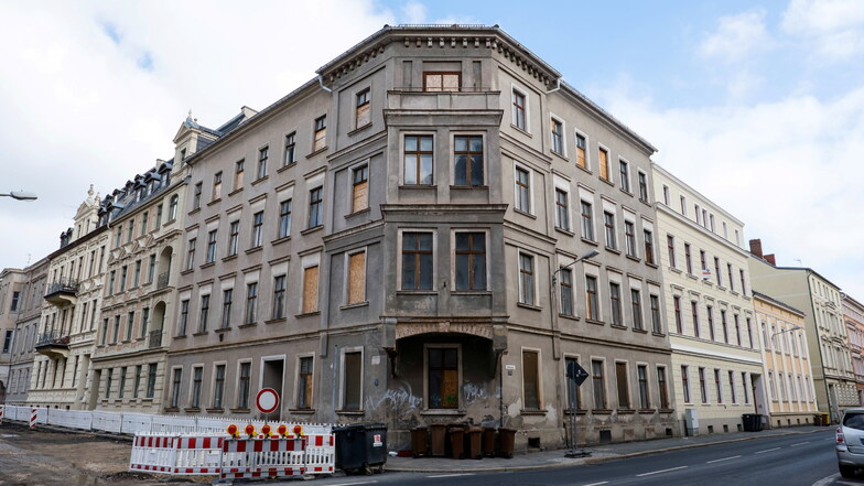 In den Fenstern hängen noch Zettel mit Spettmanns Telefonnummer: Das Eckhaus Jochmannstraße 11/Krölstraße.