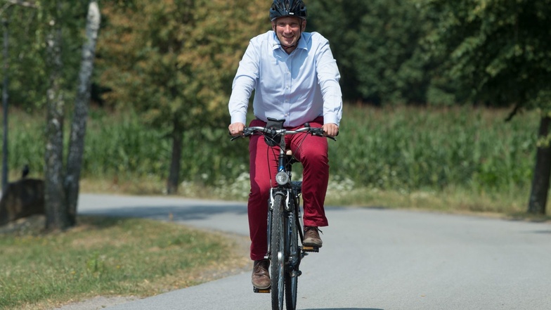 Sachsens Verkehrsminister Martin Dulig hat die neue Beschilderung vom Rad aus getestet.