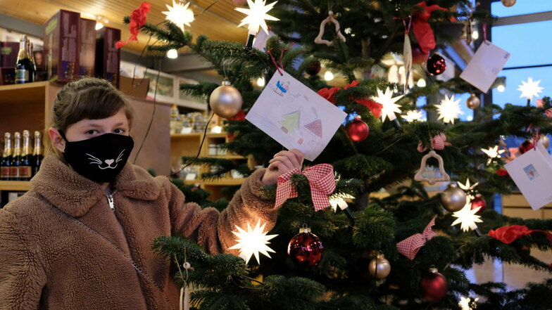 Die 13-jährige Lucy hat ihren Wunschzettel an den Weihnachtsbaum im Gutsmarkt von Schloss Wackerbarth gehängt.