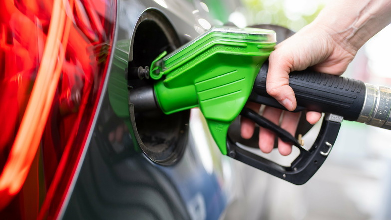 Während die Benzinpreise weiter steigen sinkt der Preis für Öl.