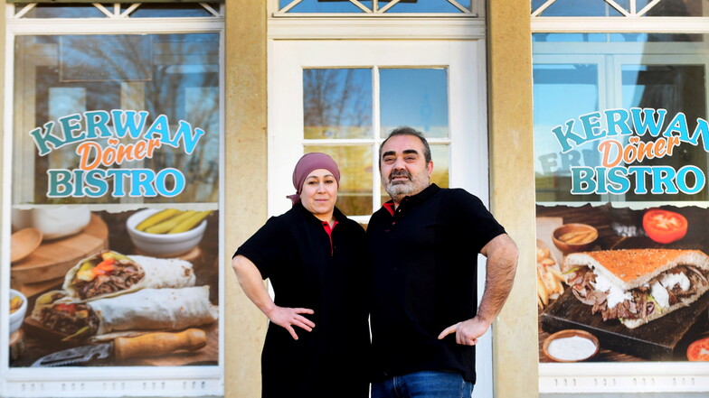 Ahmet und Melek Tiram eröffnen am Freitag in Großschönau ihr "Kerwan Döner Bistro". Doch in Gedanken sind sie nach dem verheerenden Erdbeben auch bei Verwandten und Freunden in der Türkei.